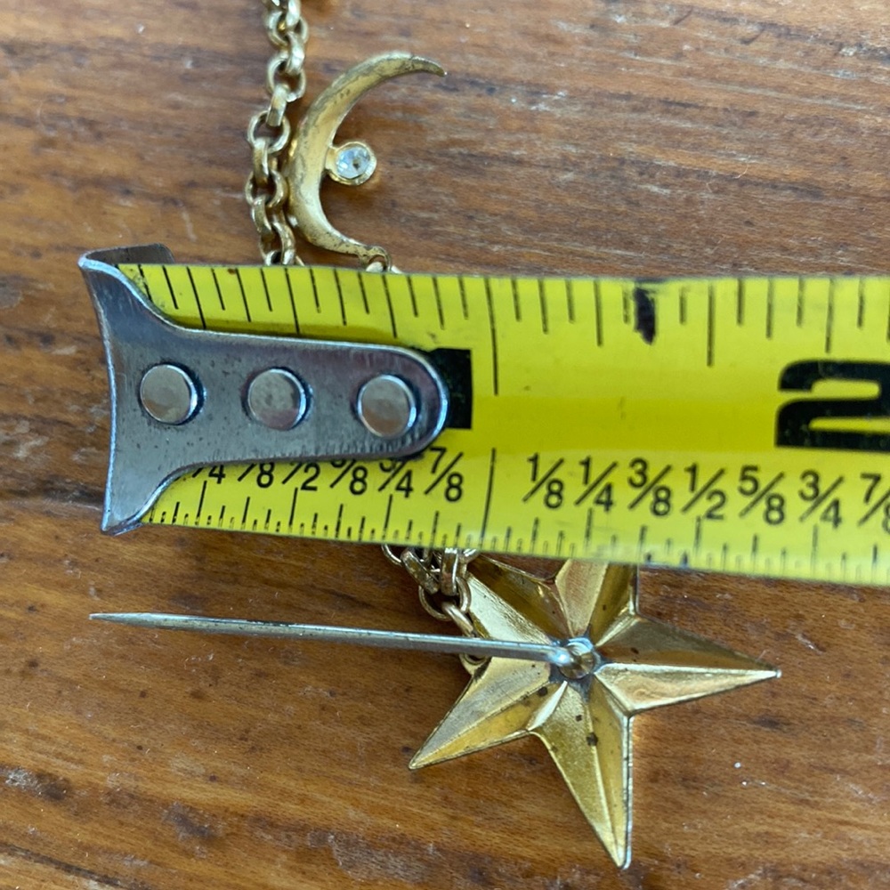 Vintage gold tone star, moon and Fleur de lis sweater pin with rolo link chain - Picture 10 of 11